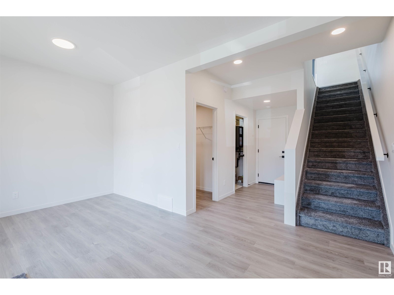 Photo 14 of 415 33 St Sw, Edmonton AB