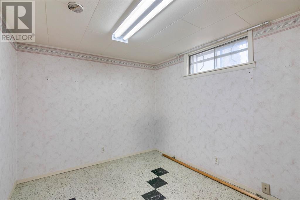 Single Family House Bungalow for Sale in  Cheltenham Road NW Collingwood Calgary 