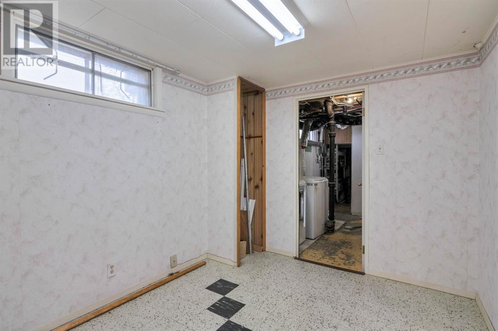 Single Family House Bungalow for Sale in  Cheltenham Road NW Collingwood Calgary 