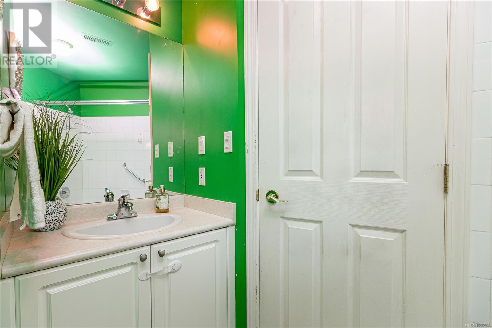 #104 3157 TILLICUM RD - Image 16