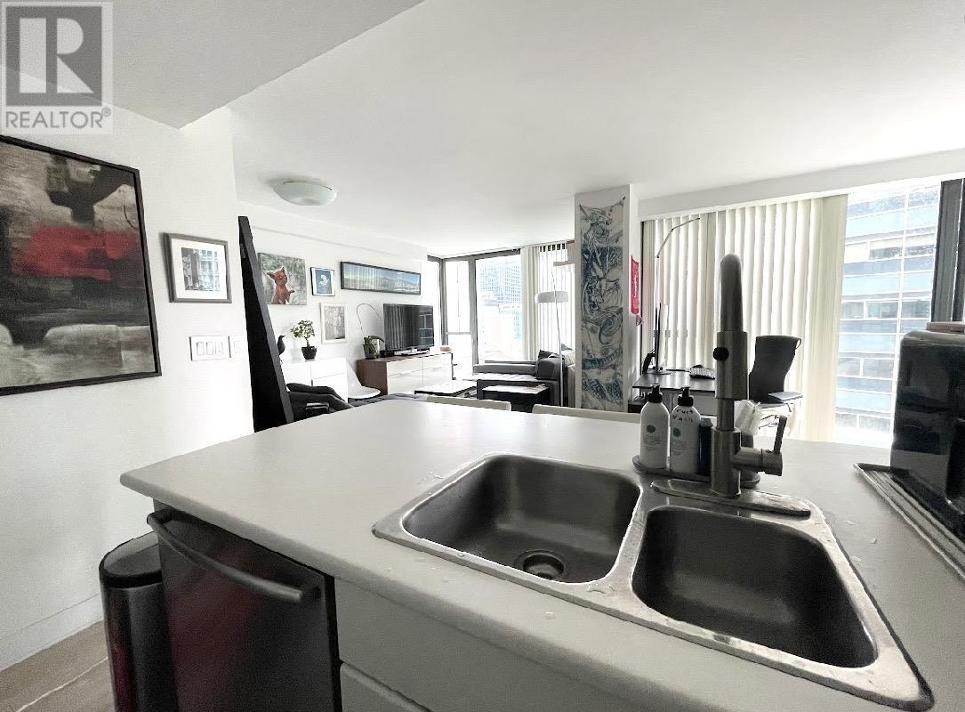 Photo 4 of 909 1331 W Georgia Street, Vancouver BC