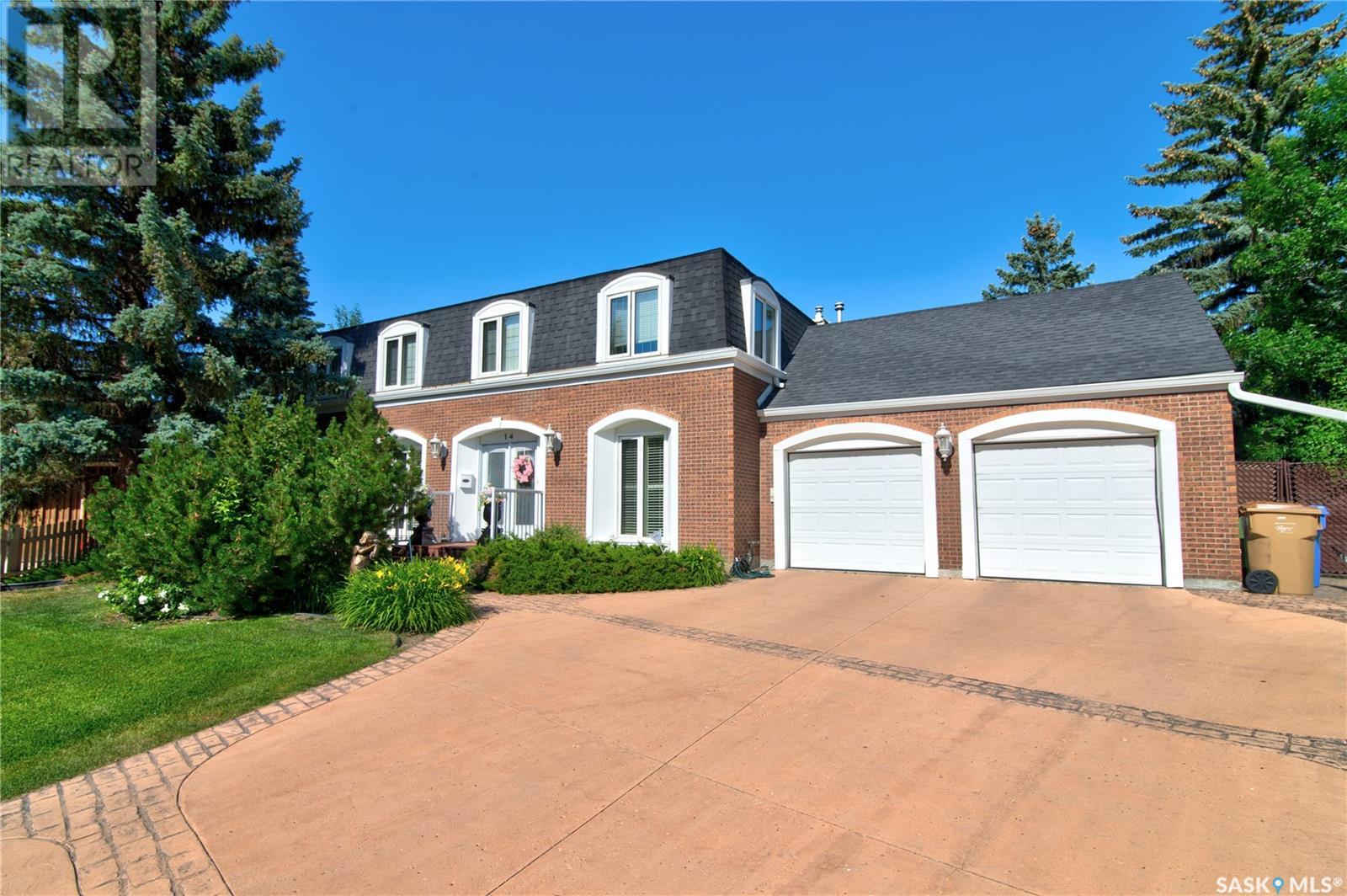Single Family House 2 Level for Sale in  LOWRY PLACE Regina 
