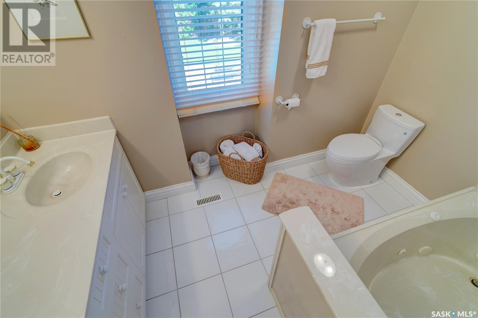 Single Family House 2 Level for Sale in  LOWRY PLACE Regina 