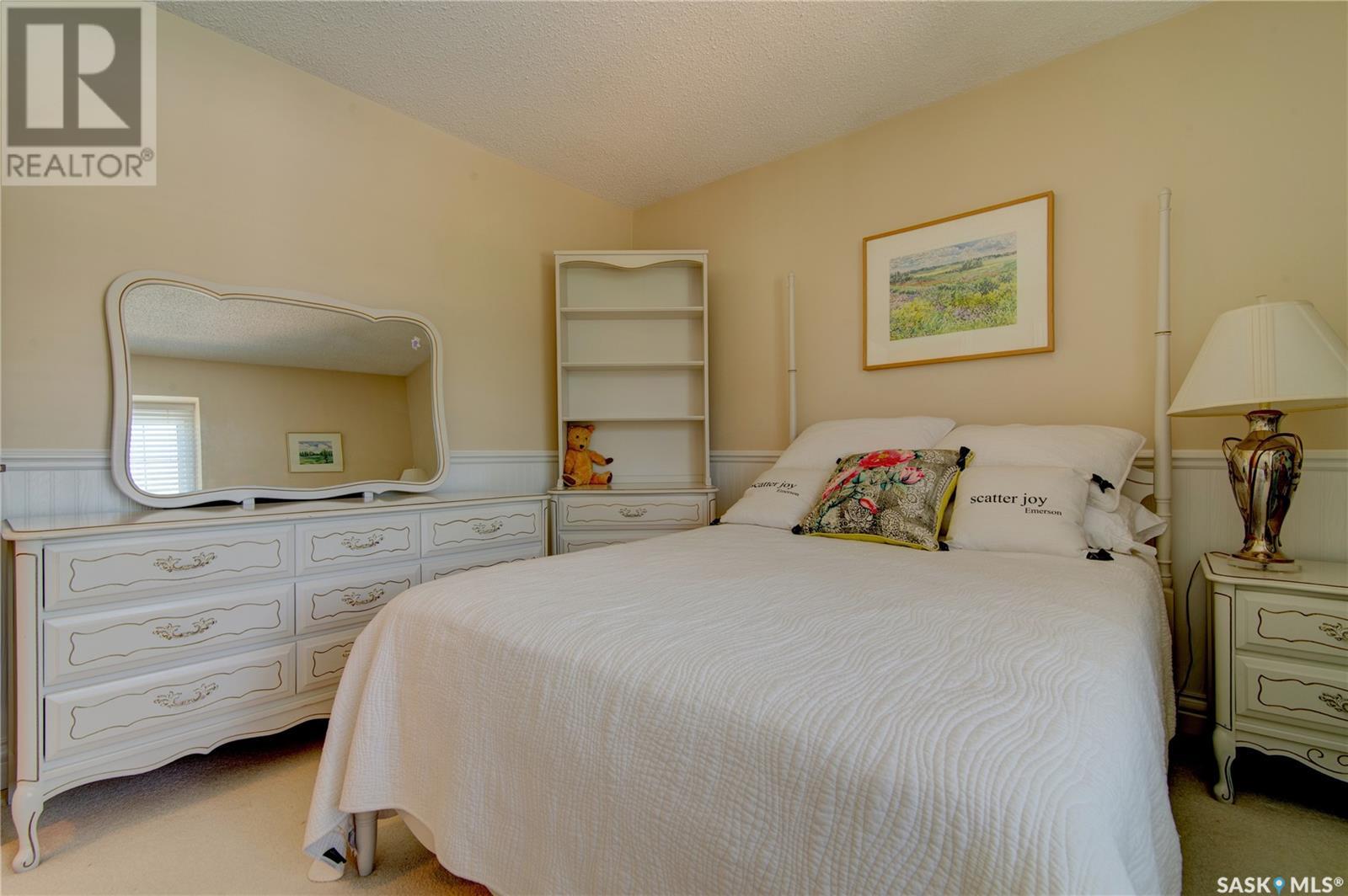 Single Family House 2 Level for Sale in  LOWRY PLACE Regina 