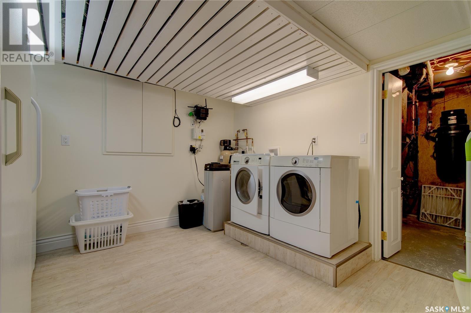 Single Family House 2 Level for Sale in  LOWRY PLACE Regina 