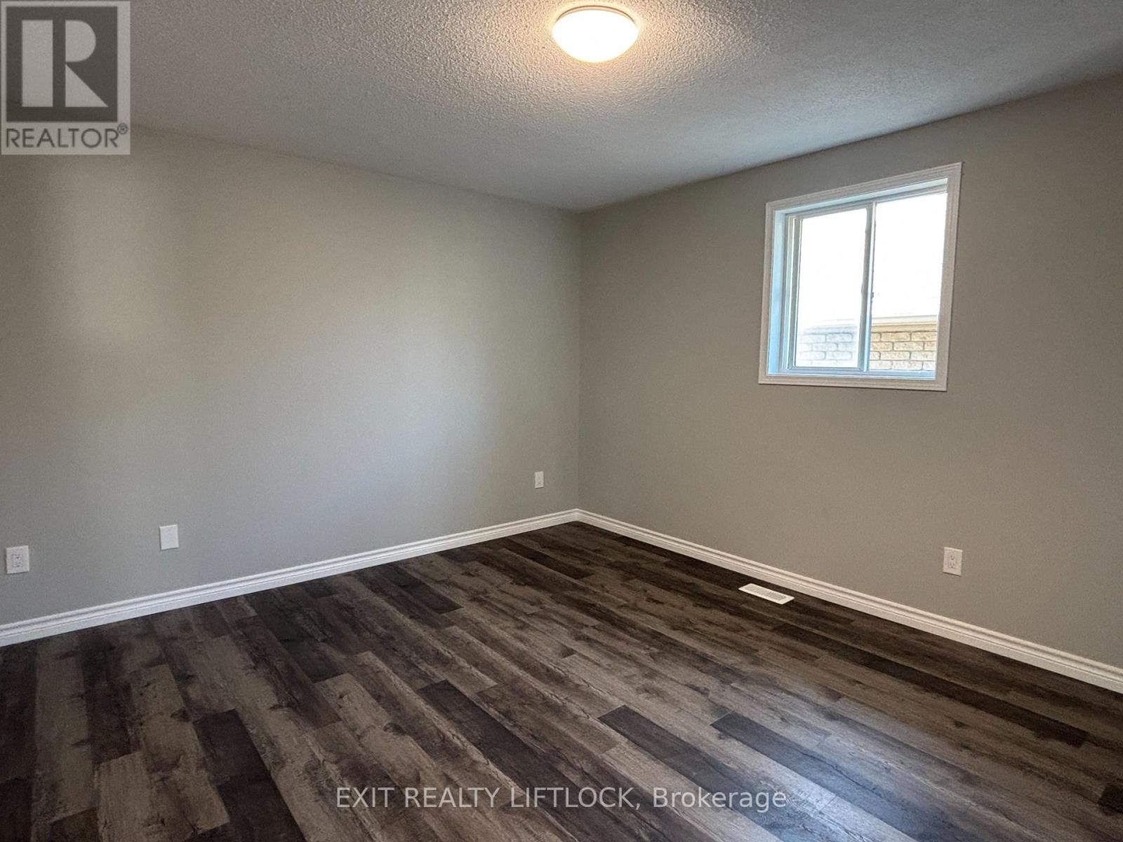 Photo 18 of 1018 Baker Street, Peterborough North ON