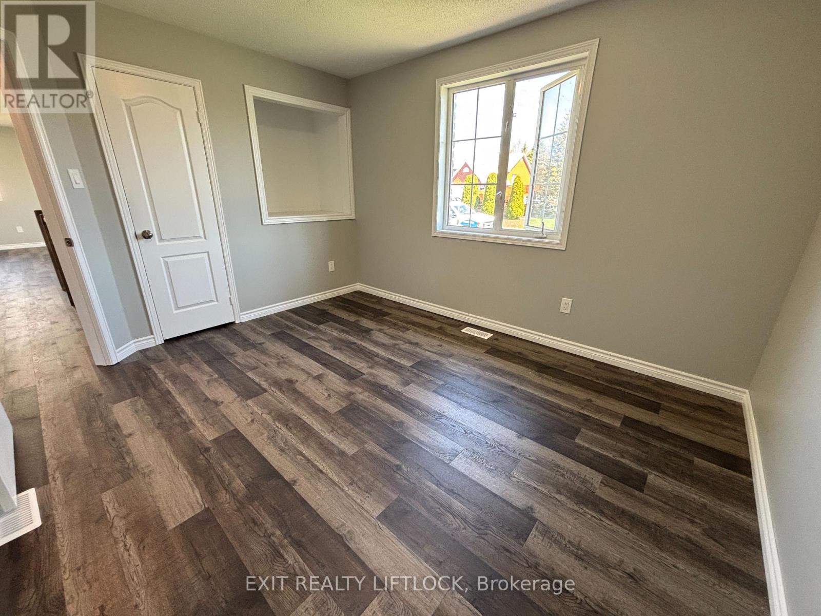 Photo 24 of 1018 Baker Street, Peterborough North ON