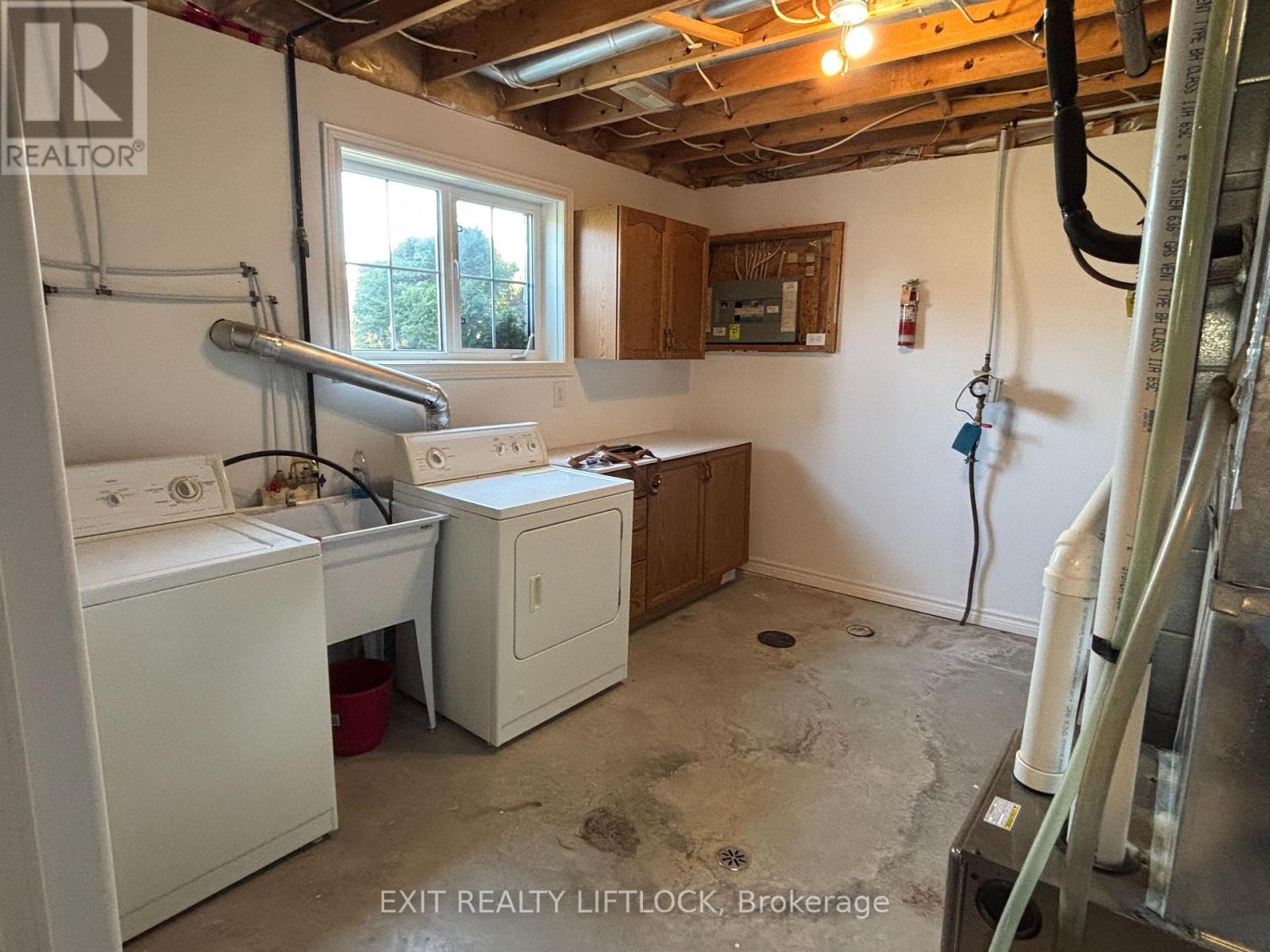 Photo 27 of 1018 Baker Street, Peterborough North ON
