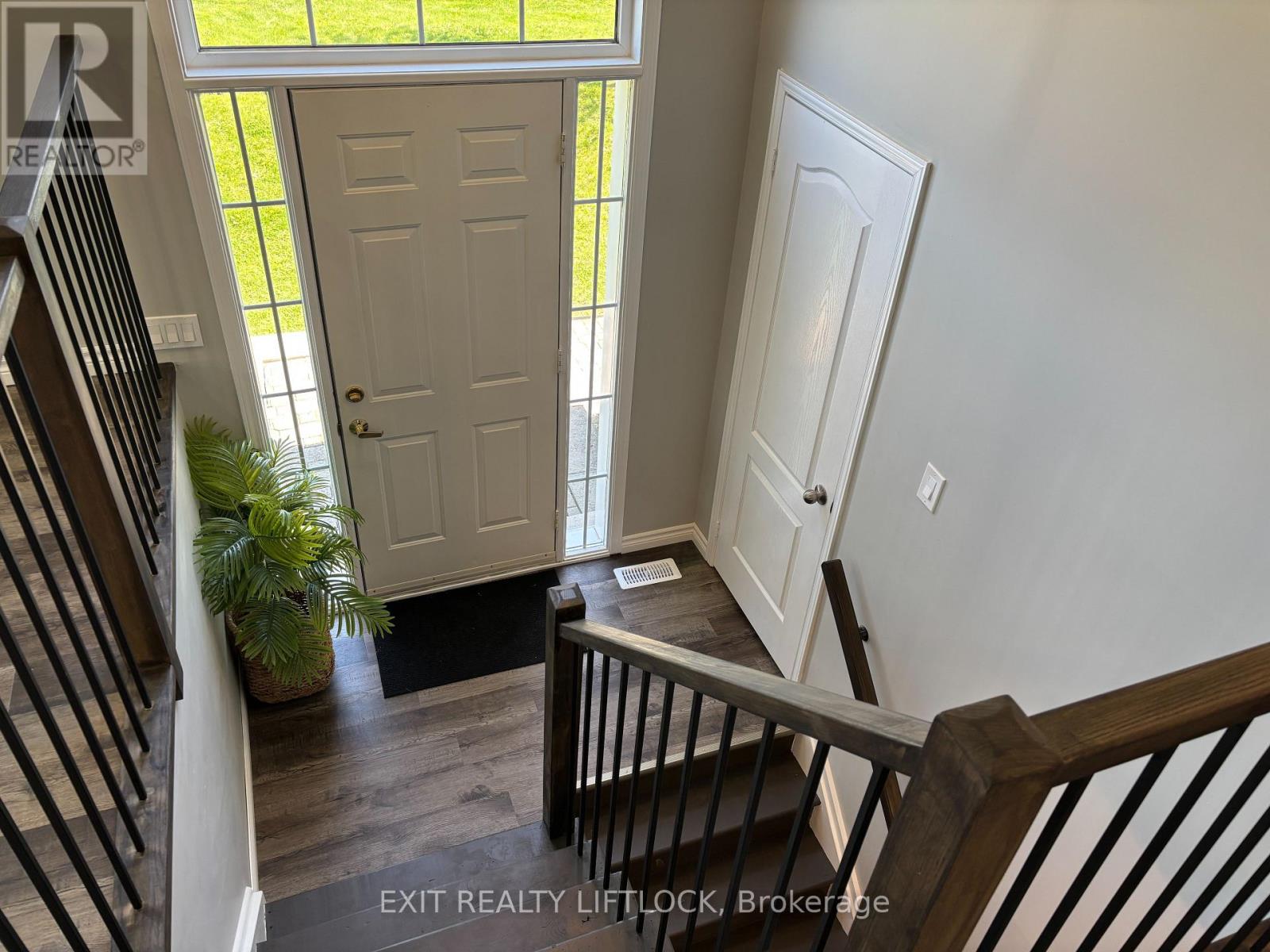 Photo 3 of 1018 Baker Street, Peterborough North ON