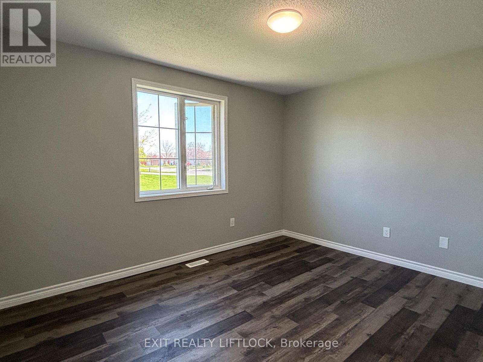 Photo 8 of 1018 Baker Street, Peterborough North ON