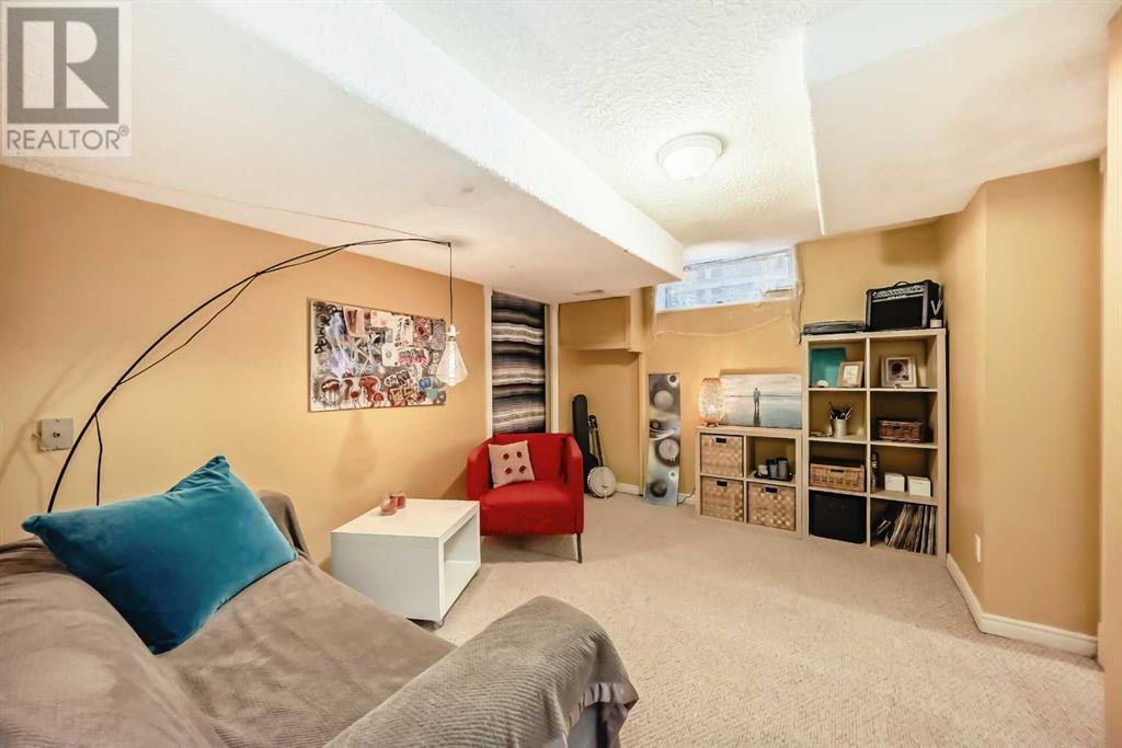 Single Family House for Sale in   Avenue SW Canyon Meadows Calgary 