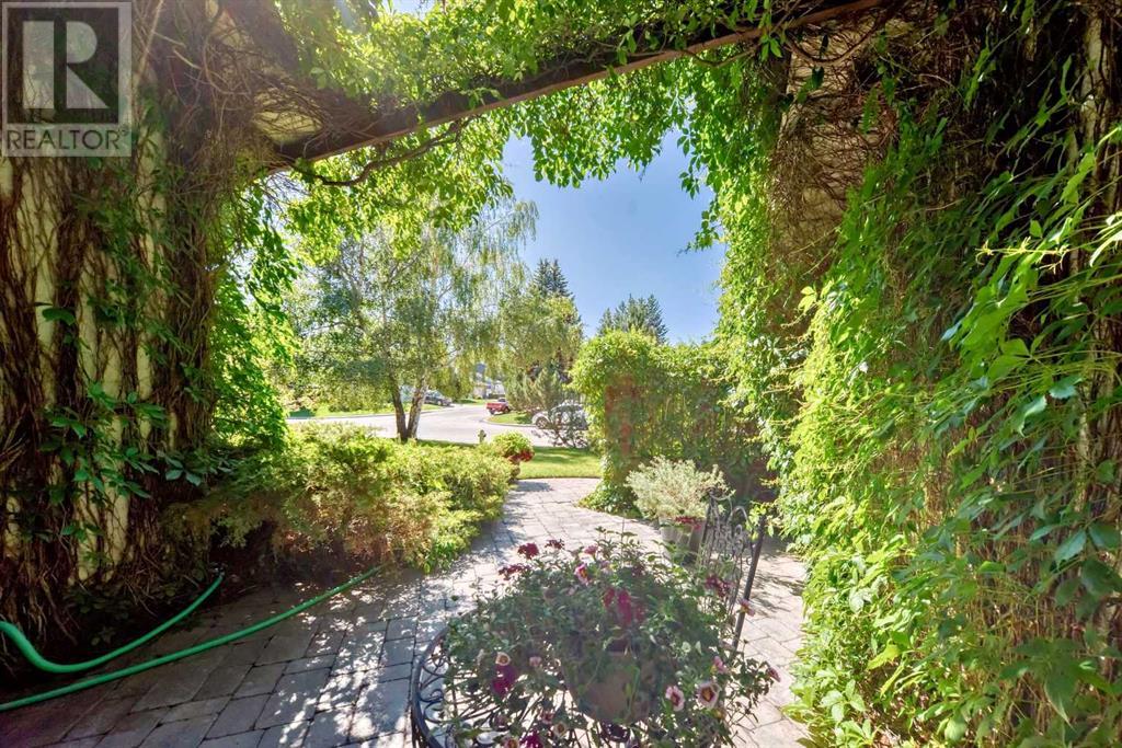 Single Family House for Sale in   Avenue SW Canyon Meadows Calgary 