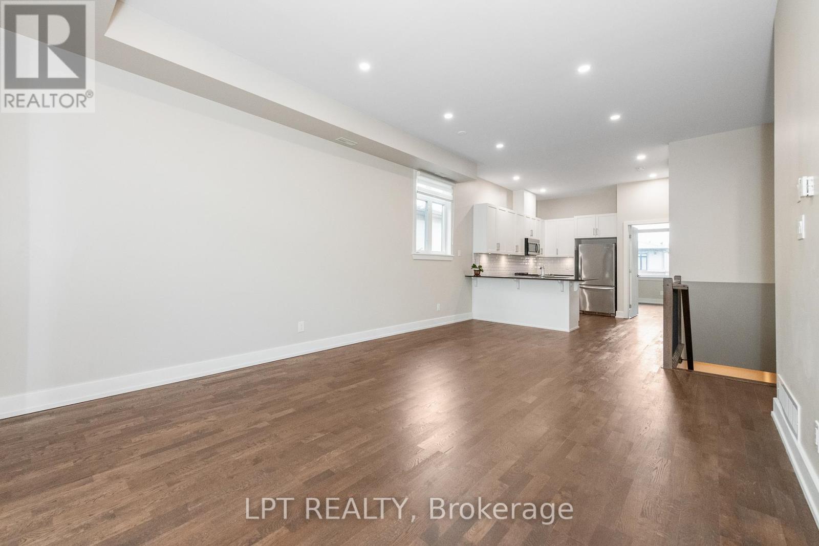 Photo 8 of 10 57 Bergeron Private, Ottawa ON