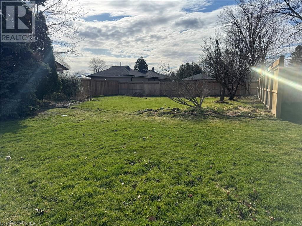 Photo 2 of 72 Evelyn Street, Brantford ON