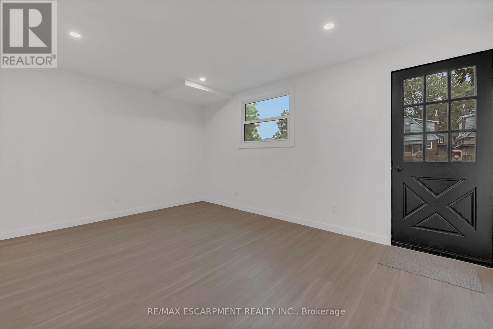 Photo 2 of 20 Crosthwaite Avenue N, Hamilton ON