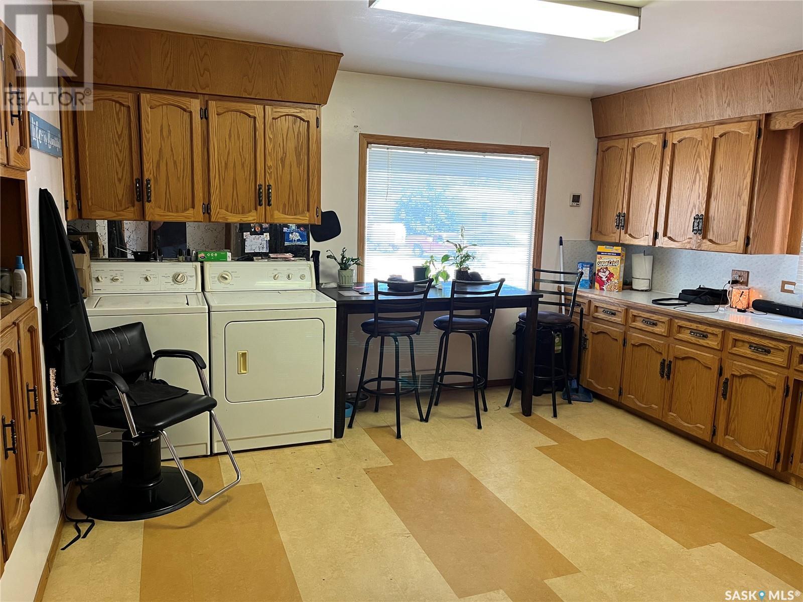 112 2nd AVENUE W - Photo 4 of 27, Gravelbourg, Saskatchewan