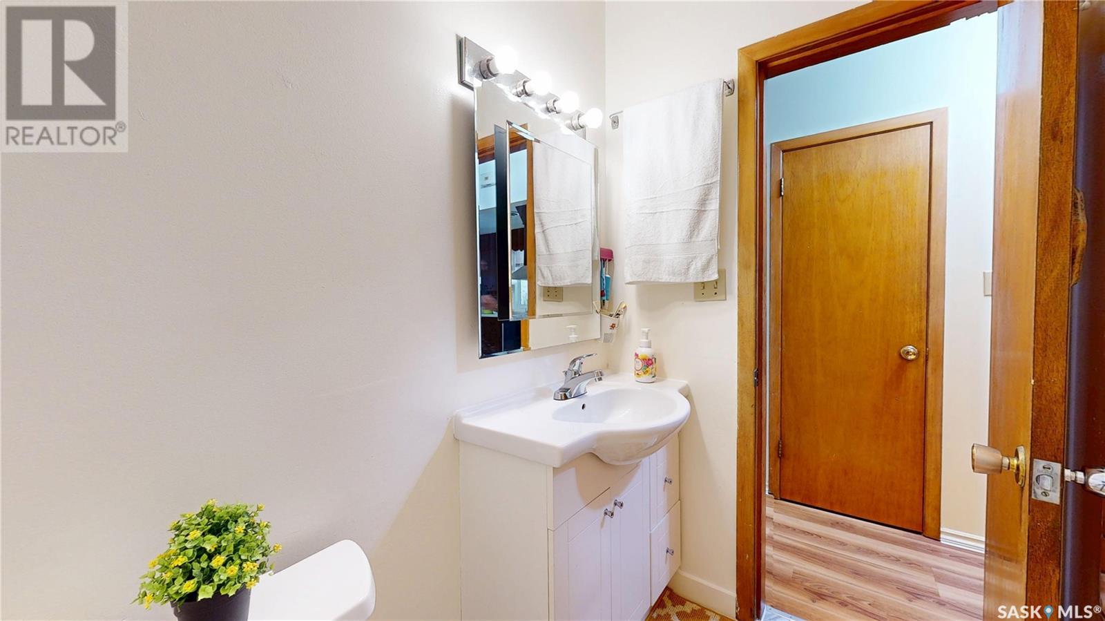 Photo 11 of 1327 Athol Street, Regina SK