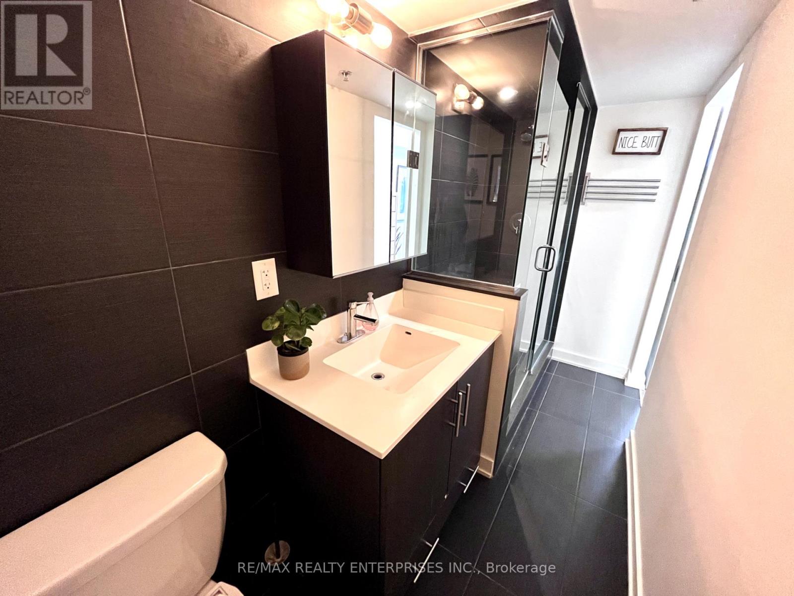 Photo 11 of Th 1 11 Superior Avenue, Toronto ON