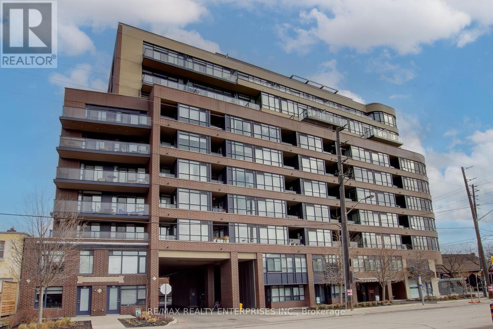 Photo 4 of Th 1 11 Superior Avenue, Toronto ON