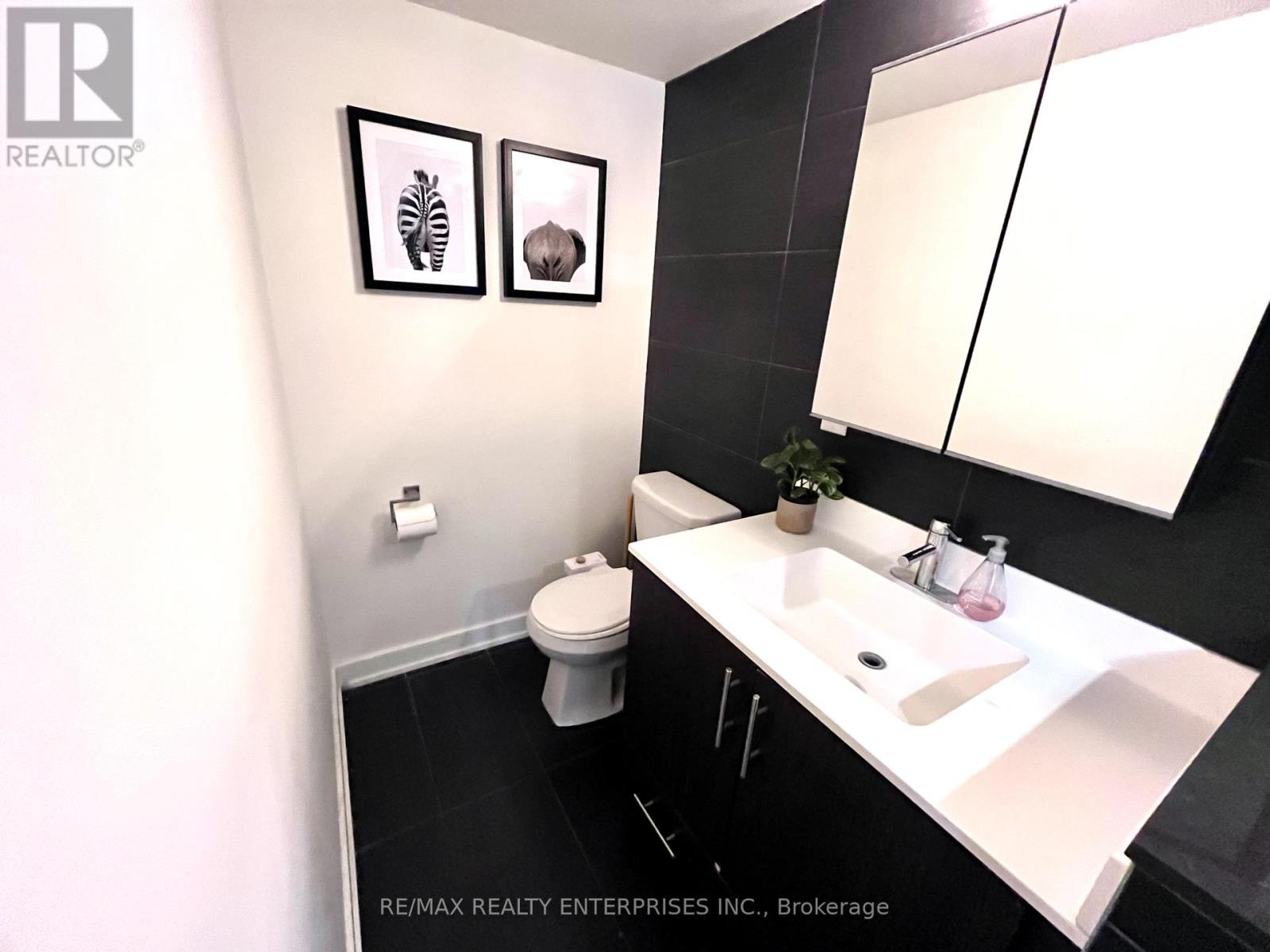 Photo 7 of Th 1 11 Superior Avenue, Toronto ON