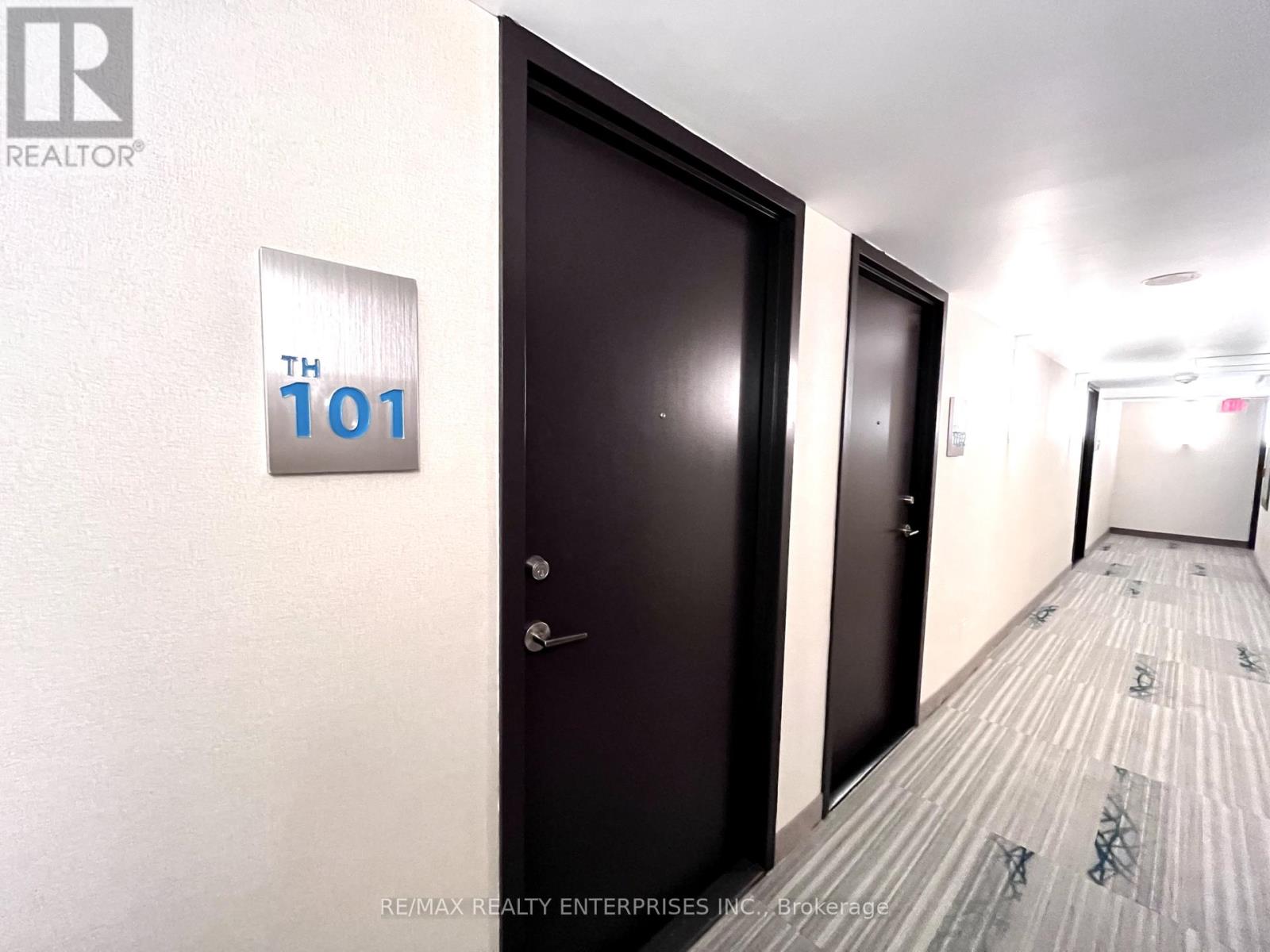 Photo 6 of Th 1 11 Superior Avenue, Toronto ON
