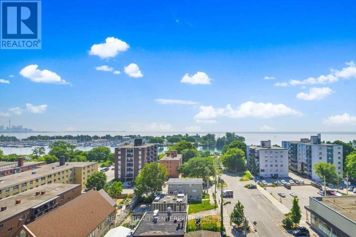 Photo 8 of Th 1 11 Superior Avenue, Toronto ON