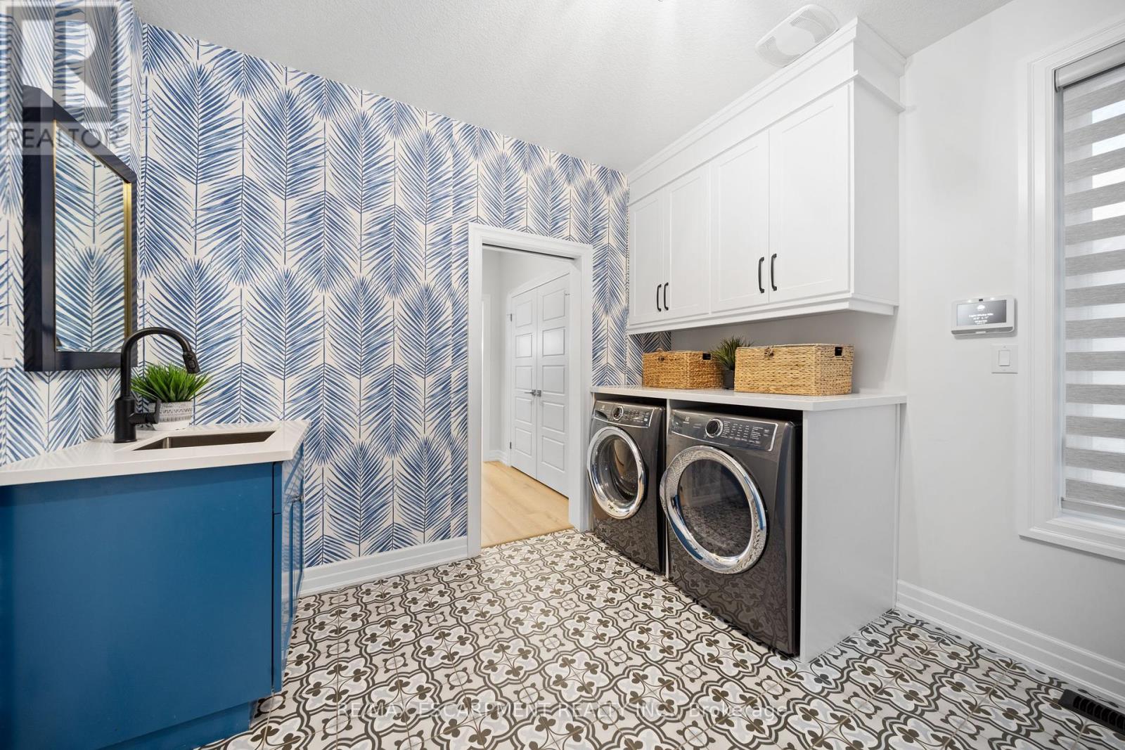 Photo 2 of 23 Whitcombe Way, Puslinch ON