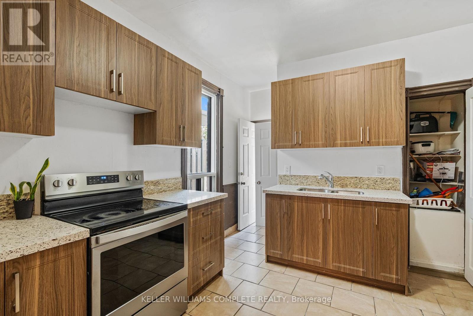 Photo 16 of 109 Sanford Avenue N, Hamilton ON