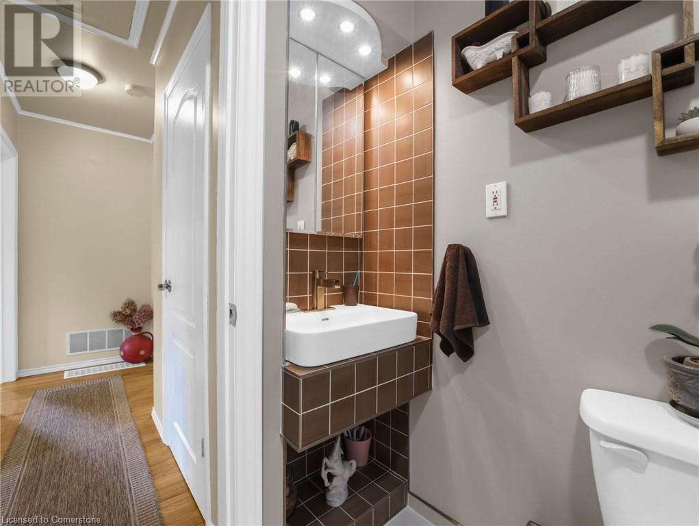 Photo 18 of 43 Rowanwood Avenue, Brantford ON