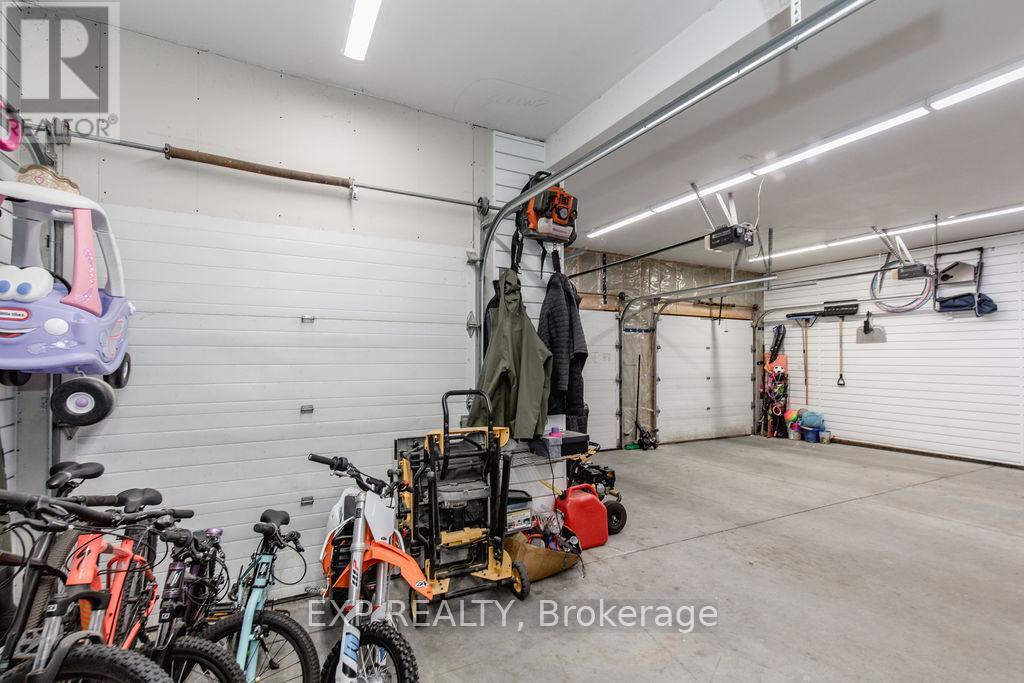 Photo 19 of 37 Paddy Dunns Circle, Springwater ON