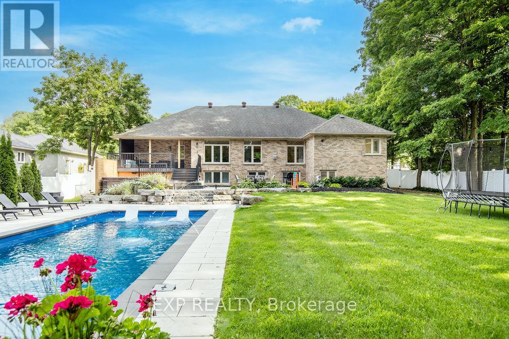 Photo 33 of 37 Paddy Dunns Circle, Springwater ON