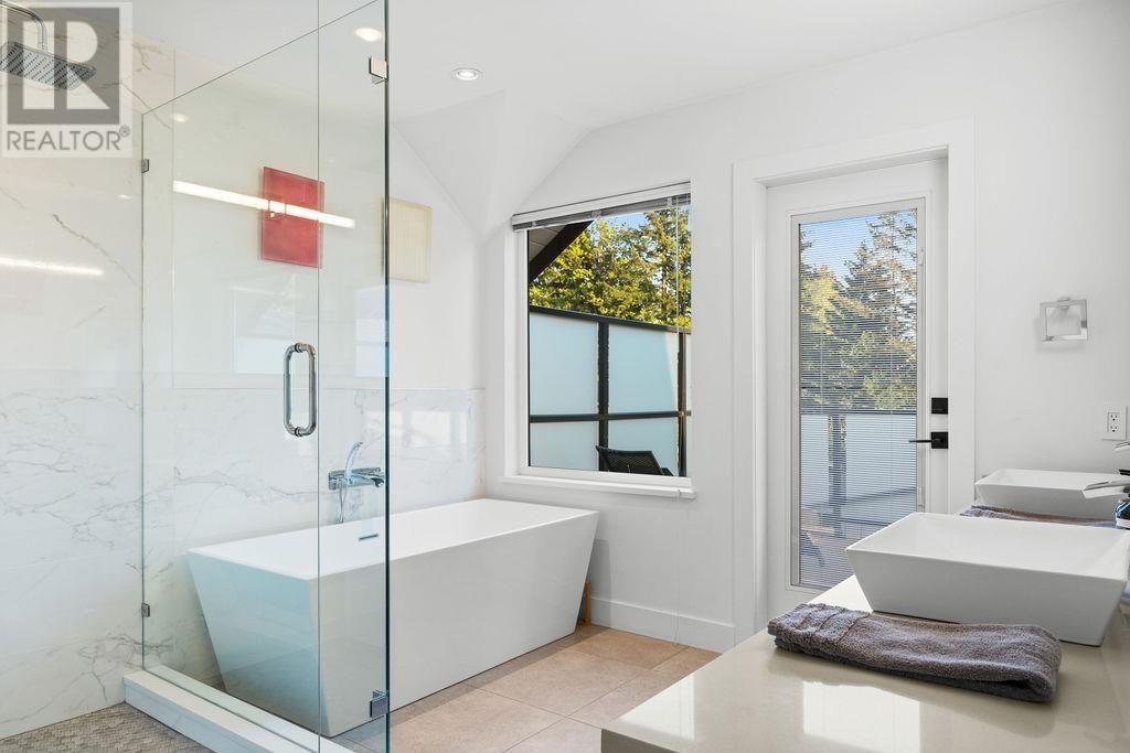 Photo 10 of 105 Monte Vista Court, North Vancouver BC