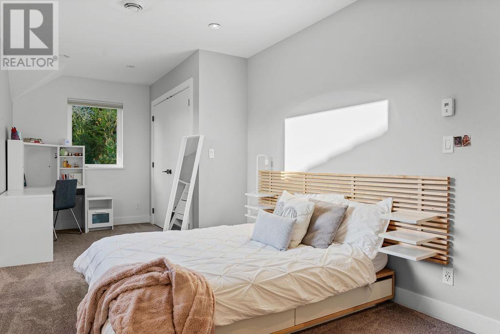 Photo 6 of 105 Monte Vista Court, North Vancouver BC