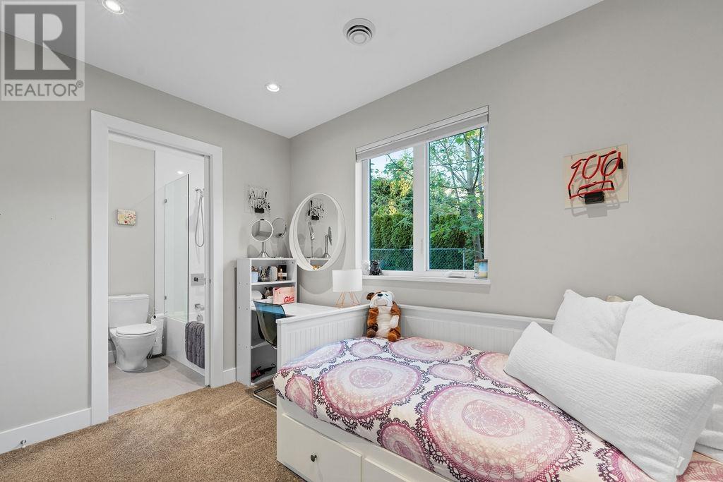 Photo 9 of 105 Monte Vista Court, North Vancouver BC