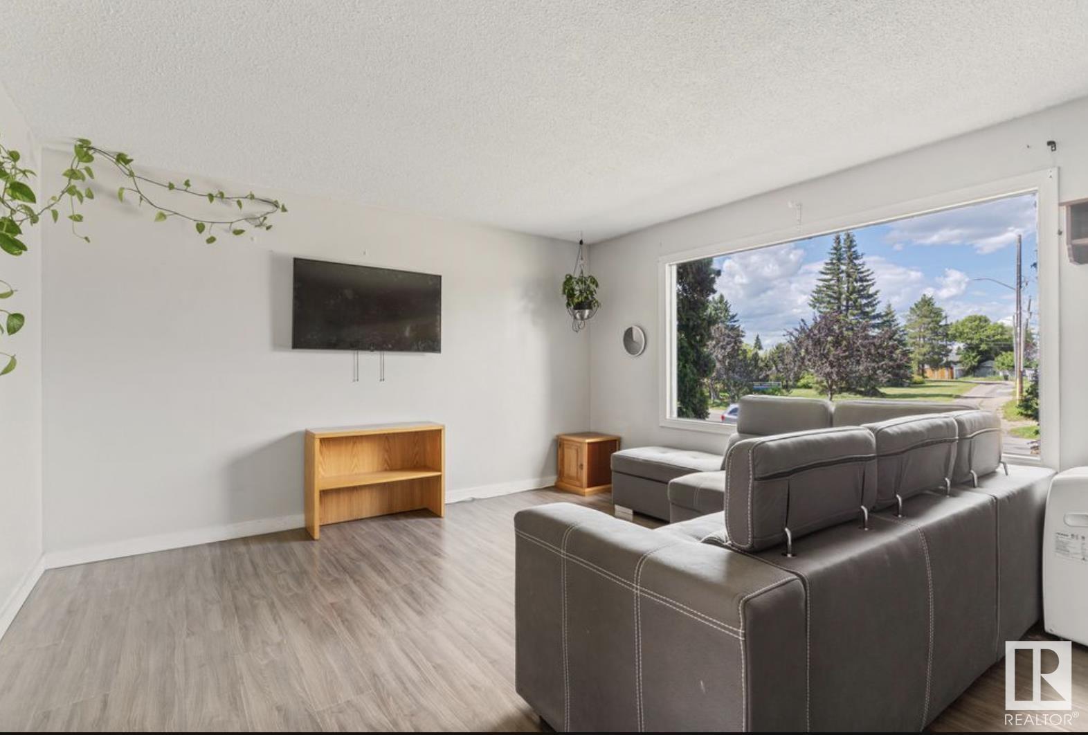 Photo 3 of 16121 110 Avenue Nw, Edmonton AB