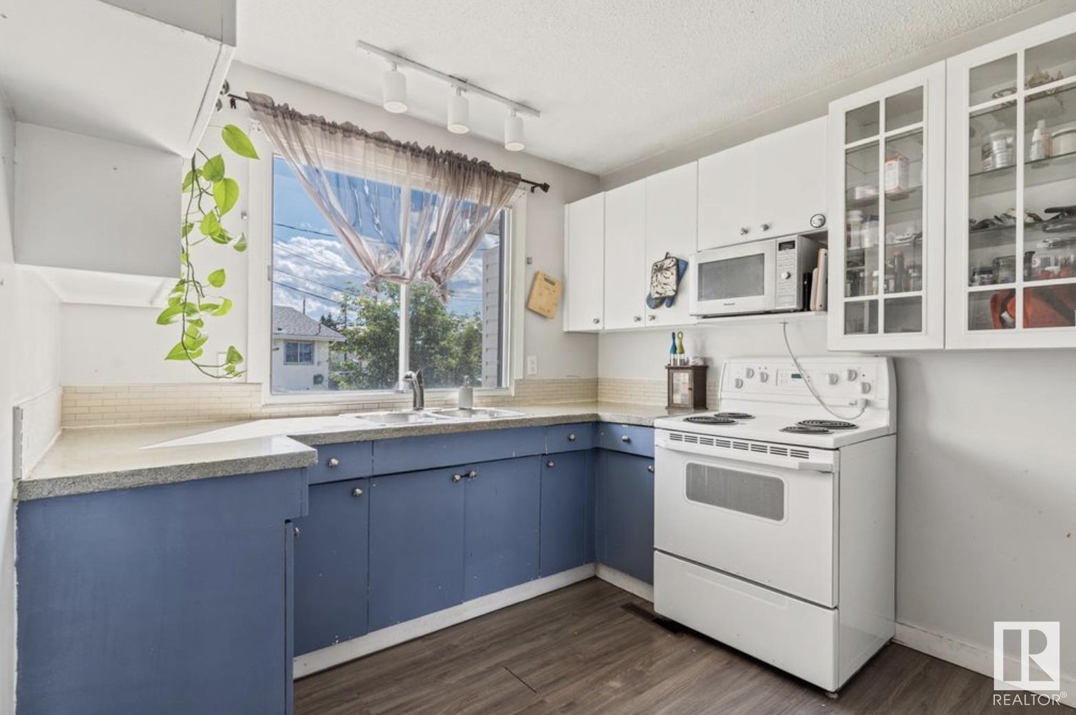 Photo 13 of 16121 110 Avenue Nw, Edmonton AB