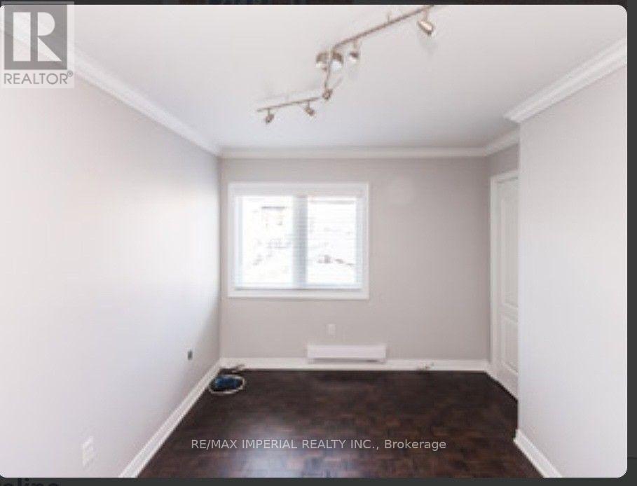 Photo 6 of 714 R Dufferin Street, Toronto ON