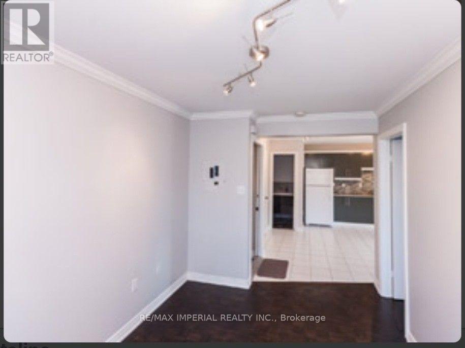 Photo 3 of 714 R Dufferin Street, Toronto ON