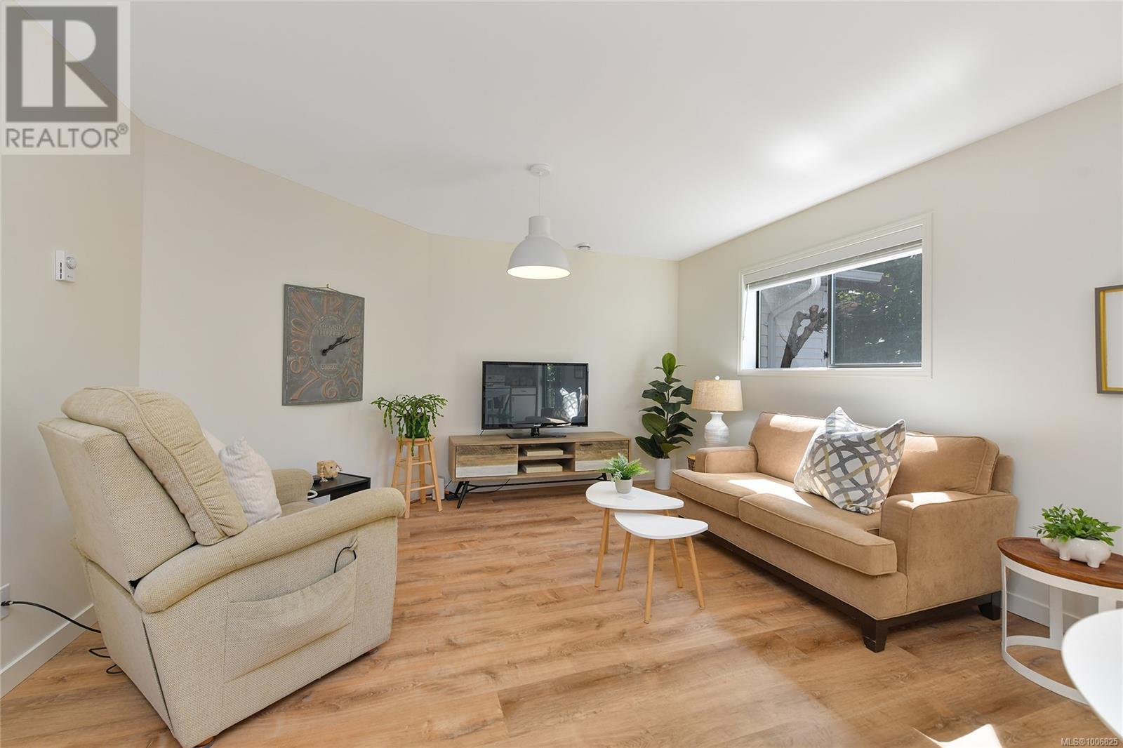 Single Family House for Sale in  Vanguard Pl Saanich 