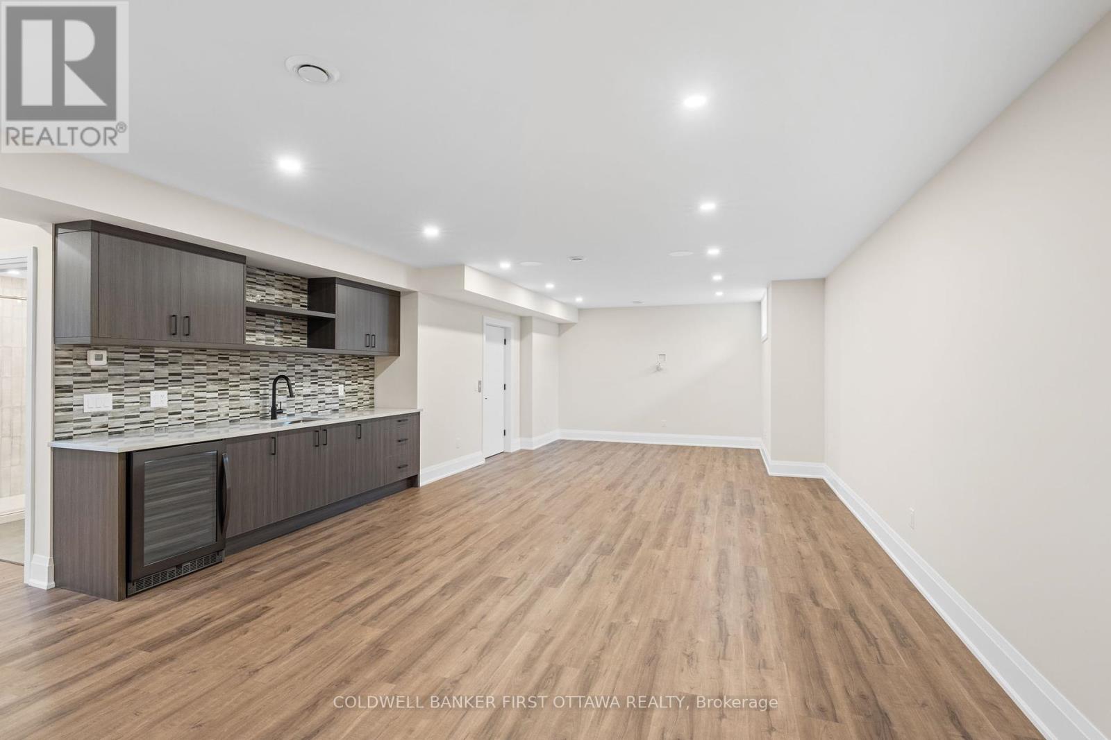 Photo 15 of 42 Parkland Crescent, Ottawa ON