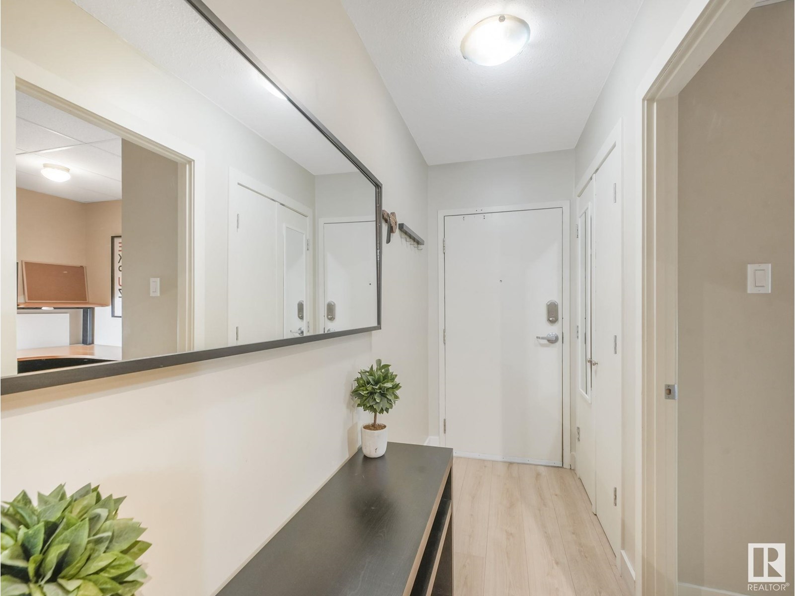 Photo 3 of 102 9715 110 St Nw, Edmonton AB