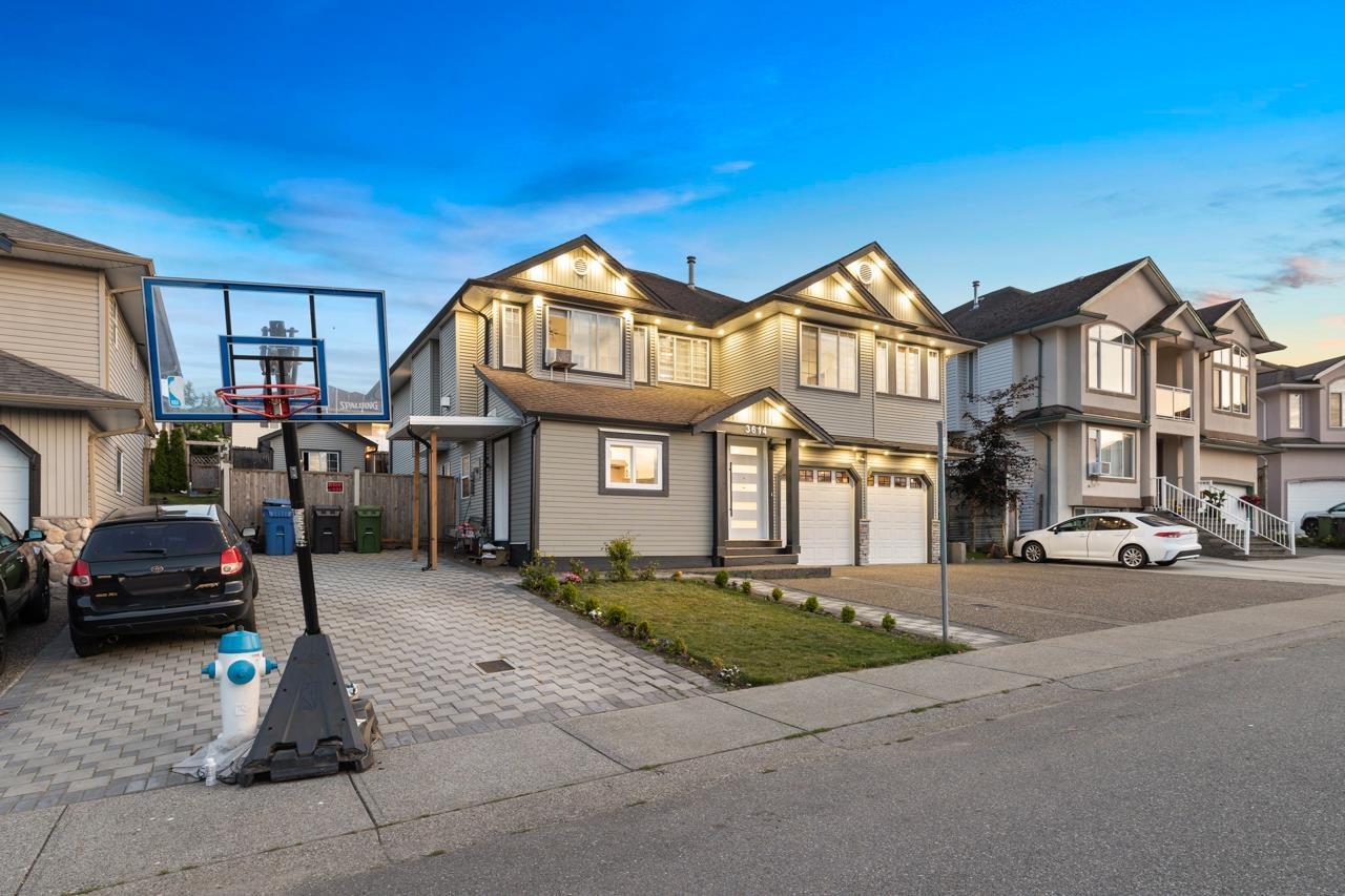 Photo 3 of 3614 Sylvan Place, Abbotsford BC