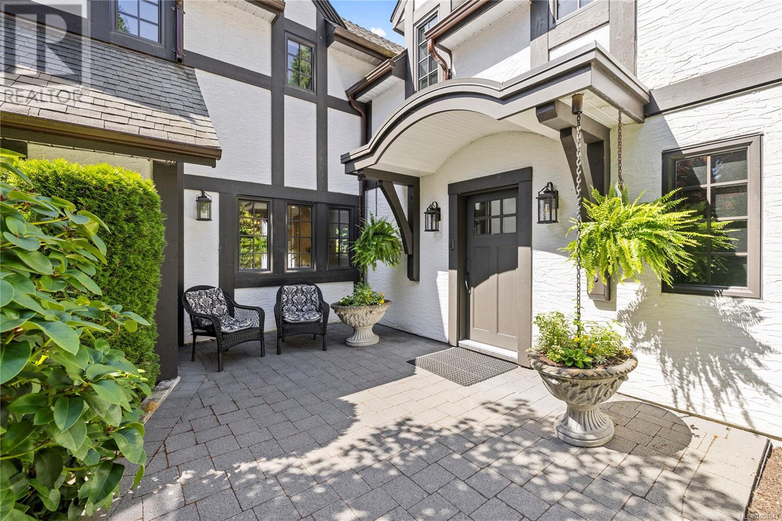 Photo 2 of 2534 Island Hwy W, Qualicum Beach BC