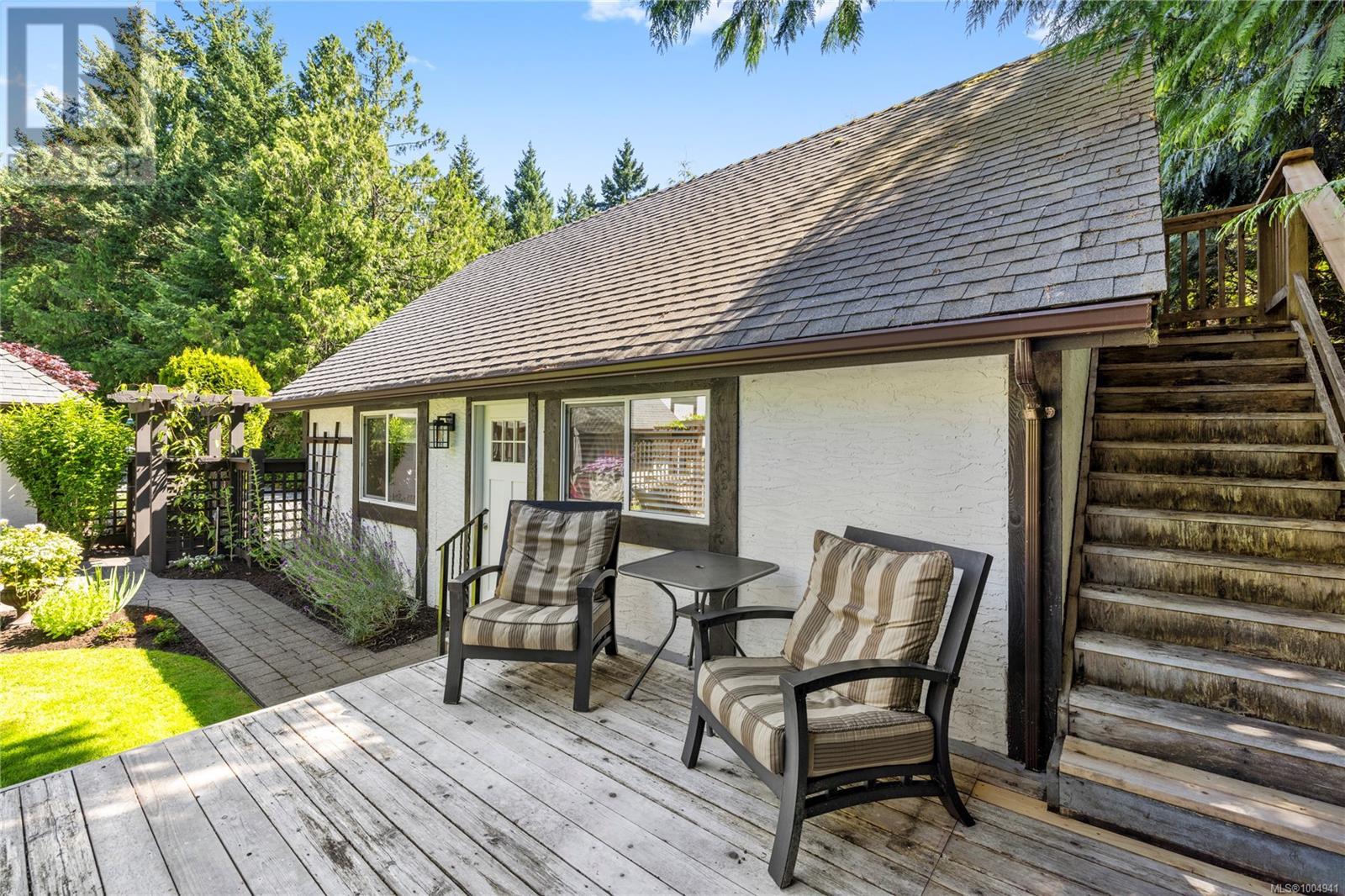 Photo 5 of 2534 Island Hwy W, Qualicum Beach BC