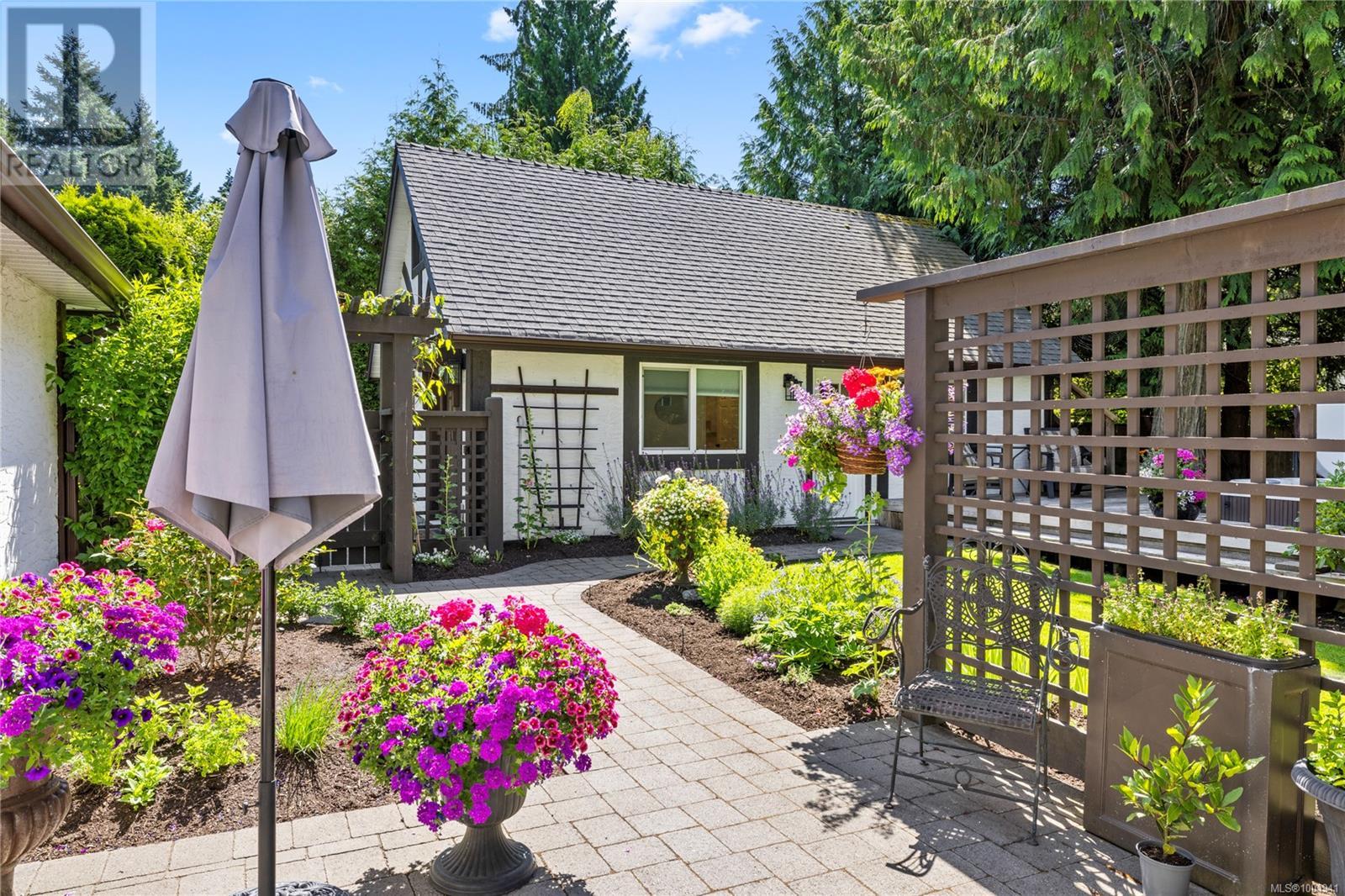 Photo 33 of 2534 Island Hwy W, Qualicum Beach BC