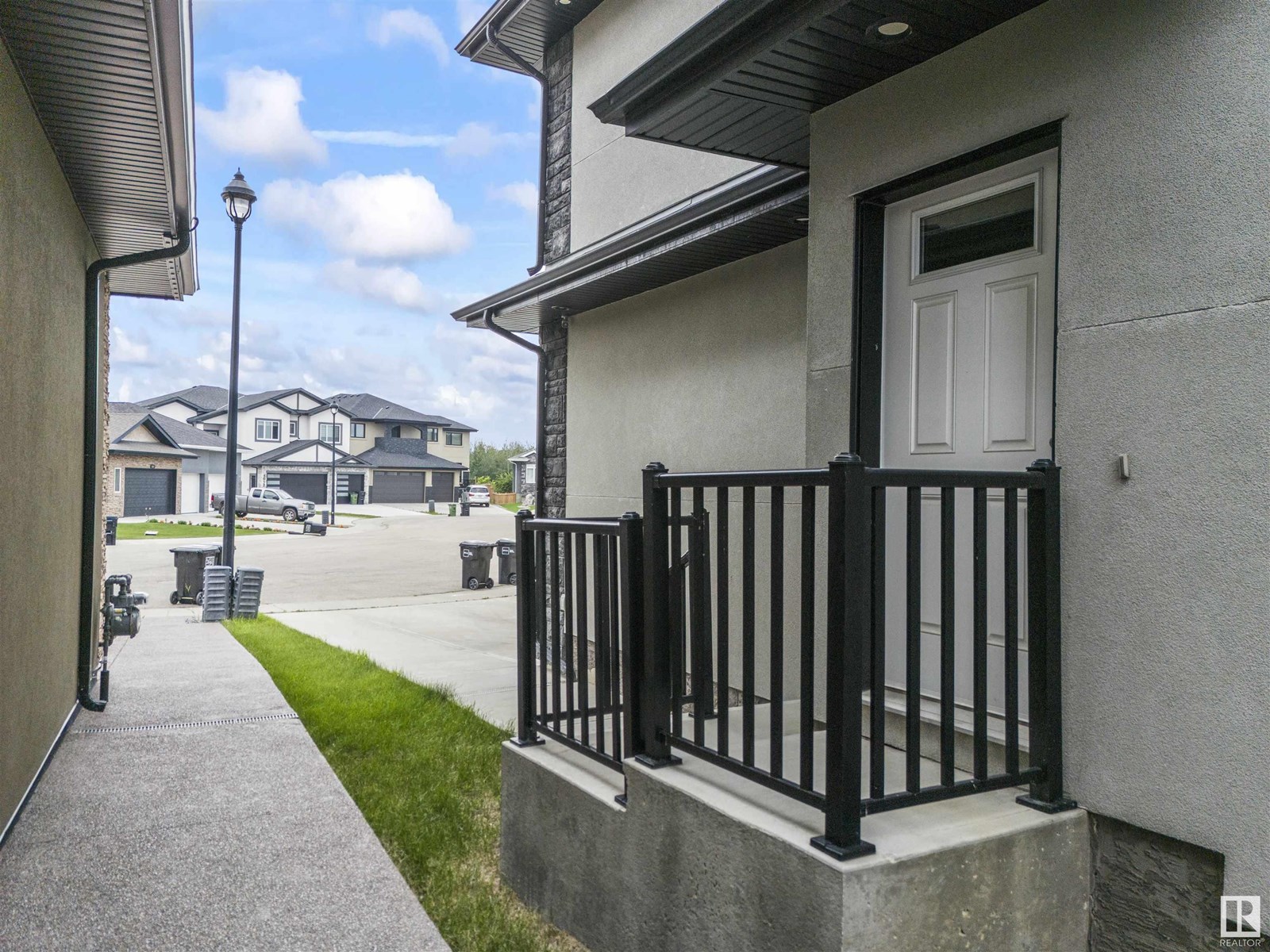Photo 4 of 1012 148 Av Nw, Edmonton AB