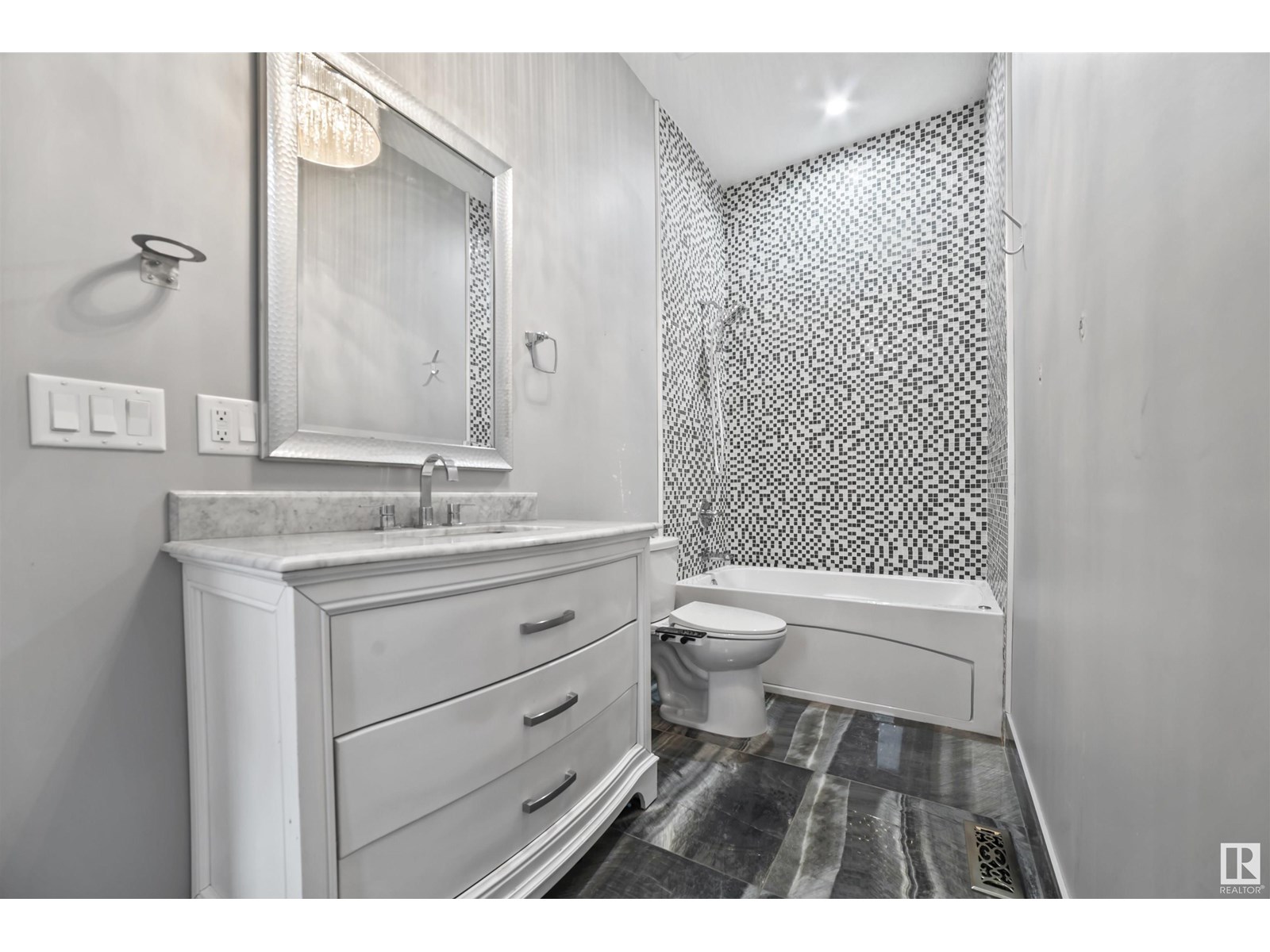 Photo 31 of 1012 148 Av Nw, Edmonton AB
