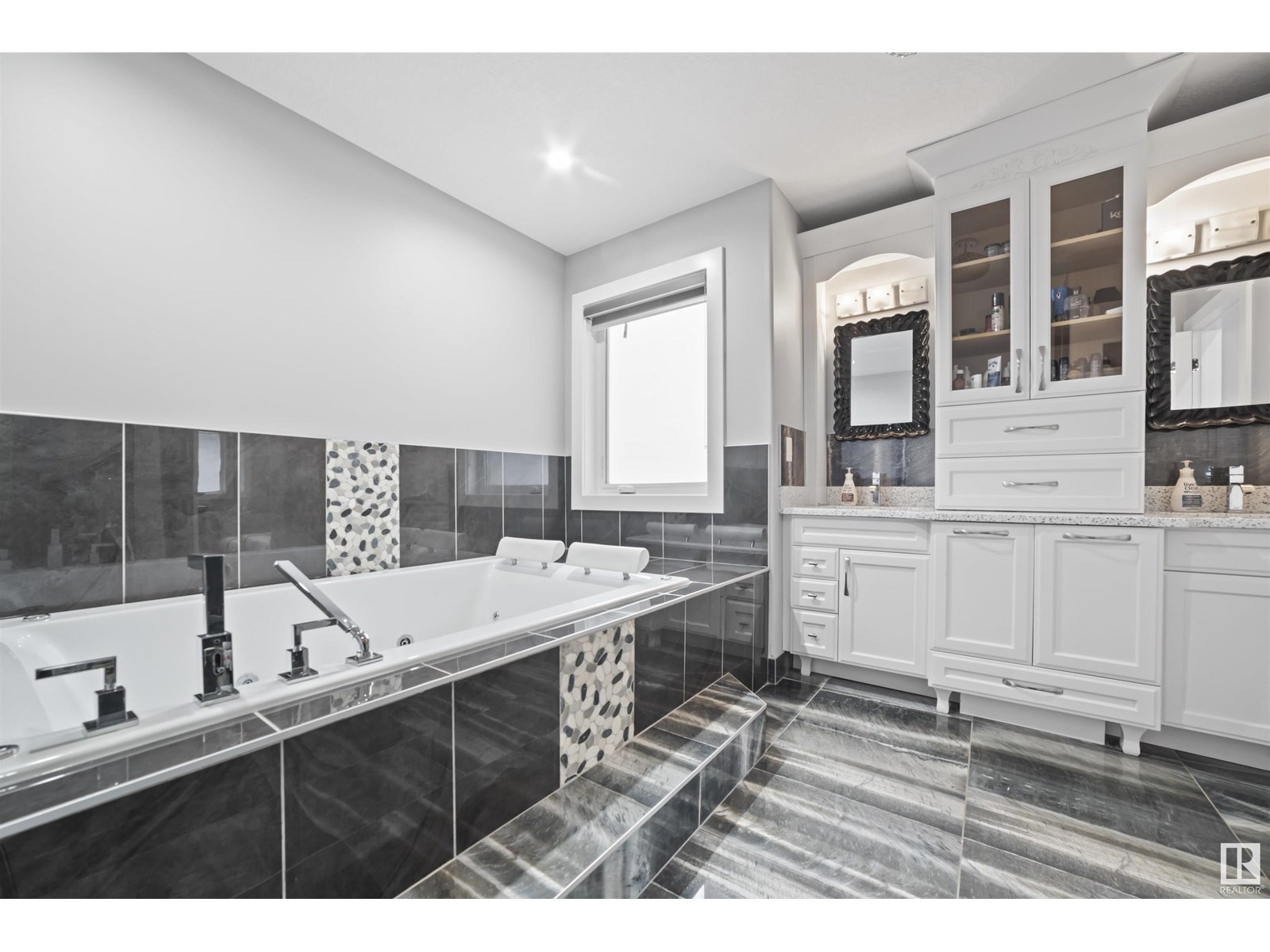 Photo 37 of 1012 148 Av Nw, Edmonton AB
