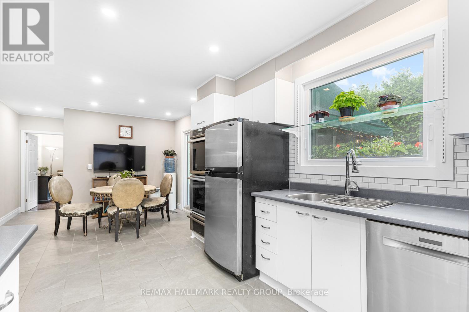 Photo 11 of 2435 Georgina Drive, Ottawa ON
