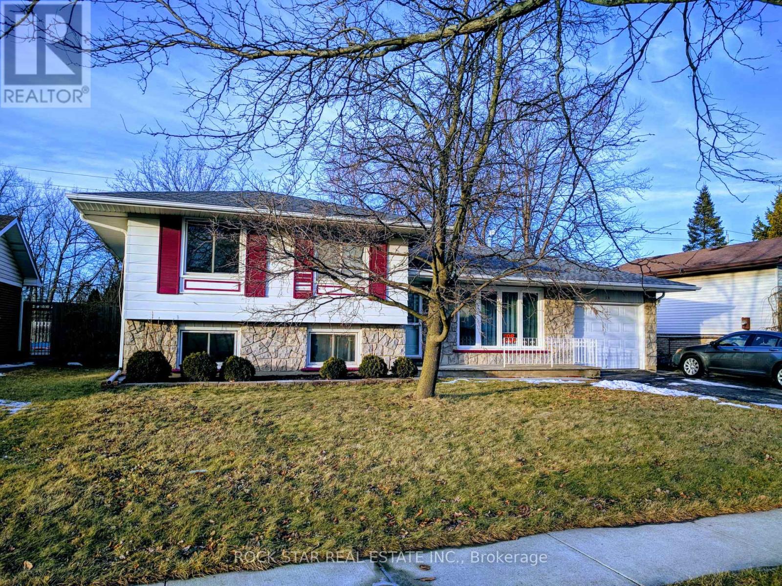 Photo 11 of 34 Preston Place, Welland ON